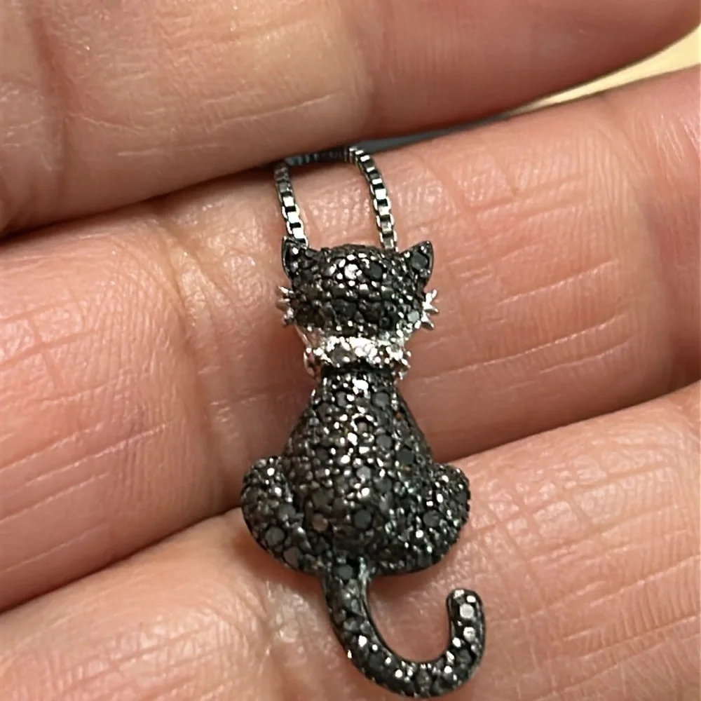Stylish Silver Cat Charm Necklace with Intricate Details